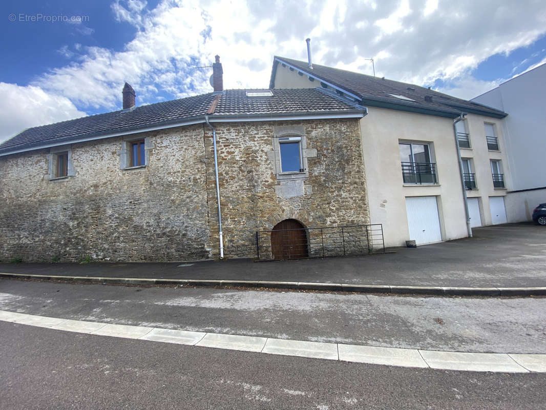 Maison à POUILLEY-LES-VIGNES