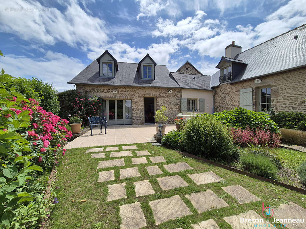 Maison à LASSAY-LES-CHATEAUX