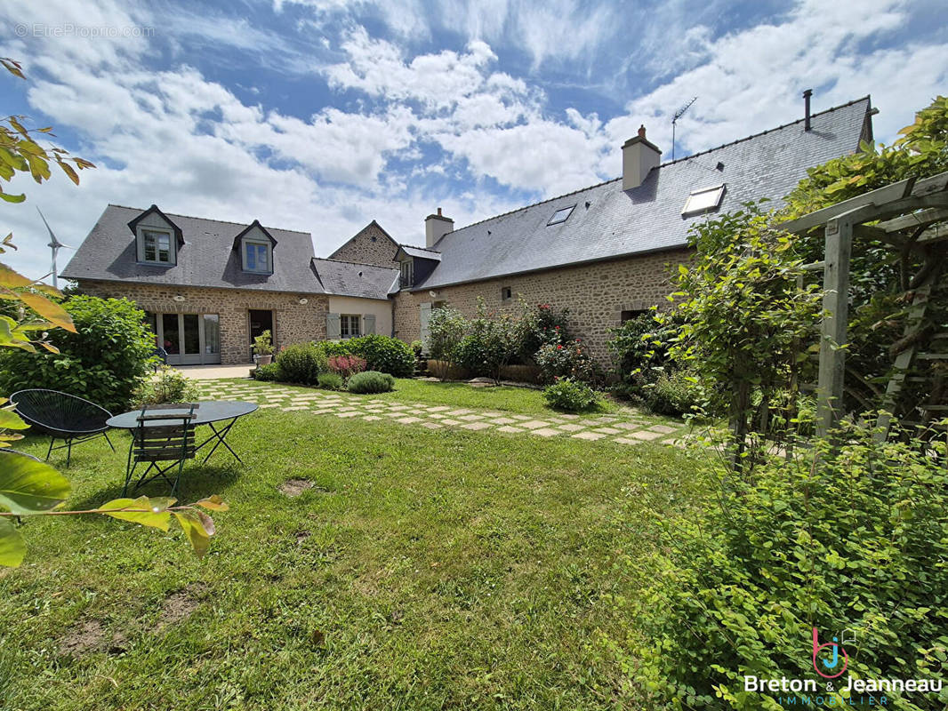 Maison à LASSAY-LES-CHATEAUX