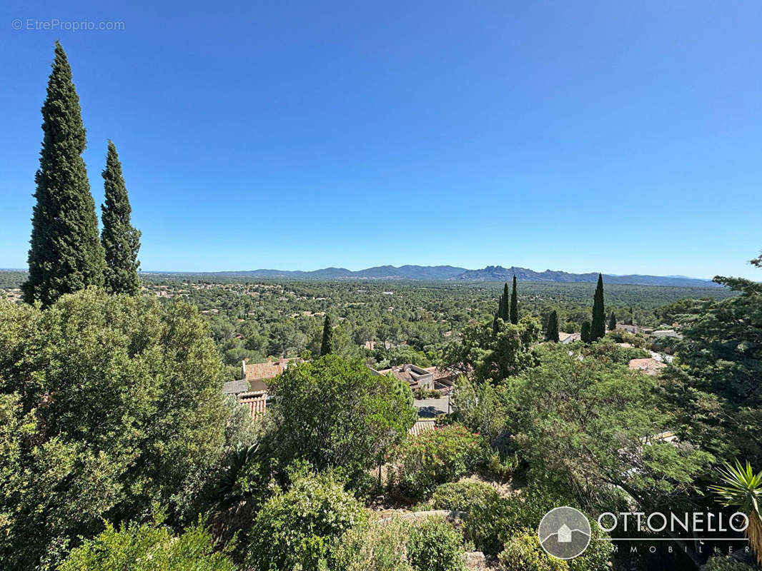 Maison à ROQUEBRUNE-SUR-ARGENS