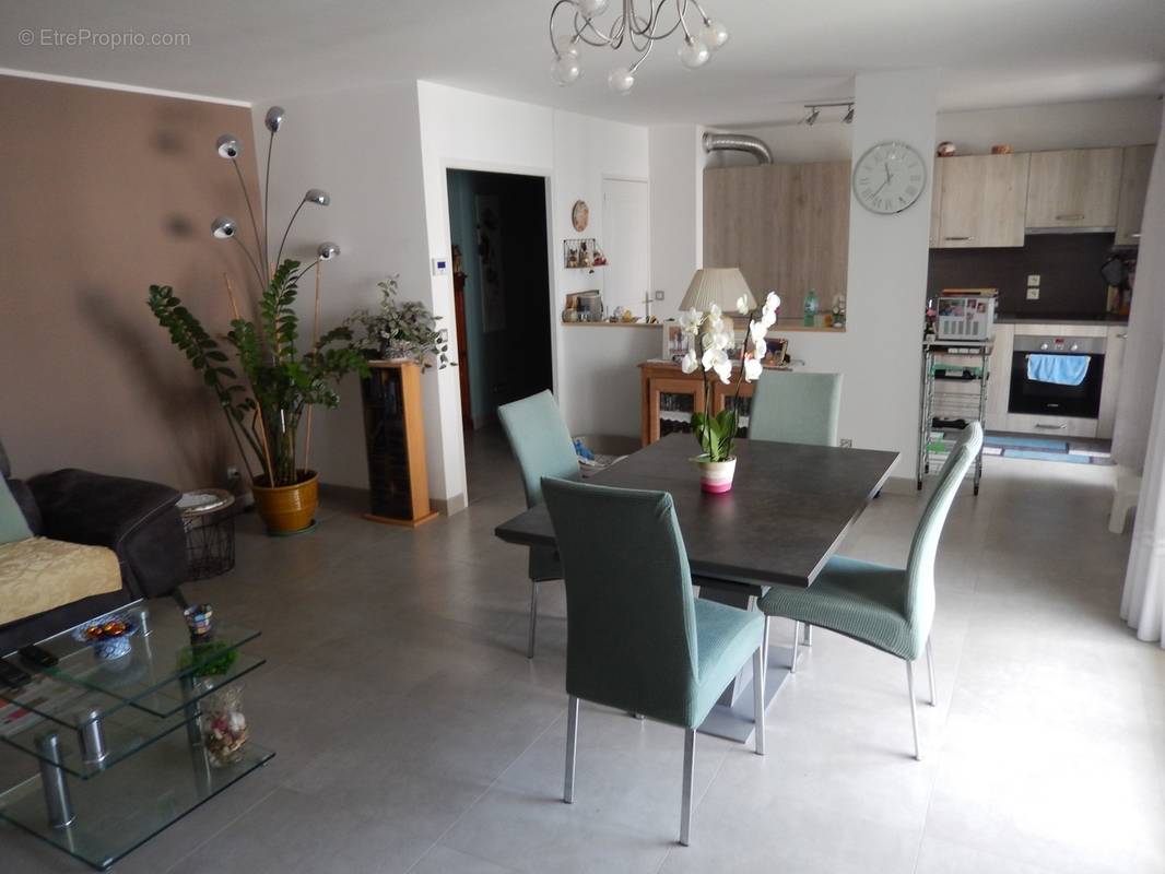 T4 à vendre à Annemasse-Gare Salon-Séjour Cuisine - Appartement à ANNEMASSE