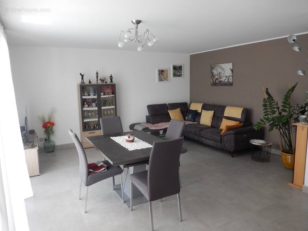 T4 à vendre à Annemasse-Gare Salon-Séjour - Appartement à ANNEMASSE