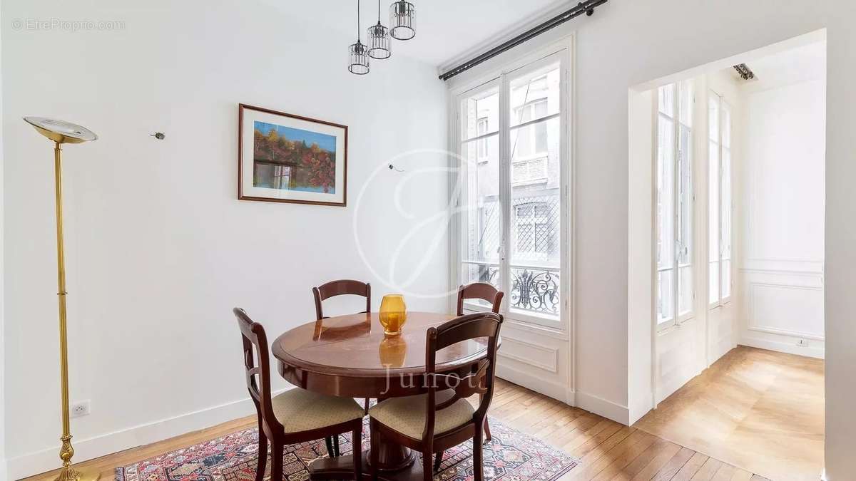 Appartement à PARIS-16E