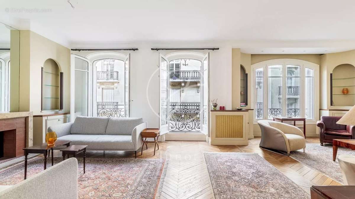 Appartement à PARIS-16E