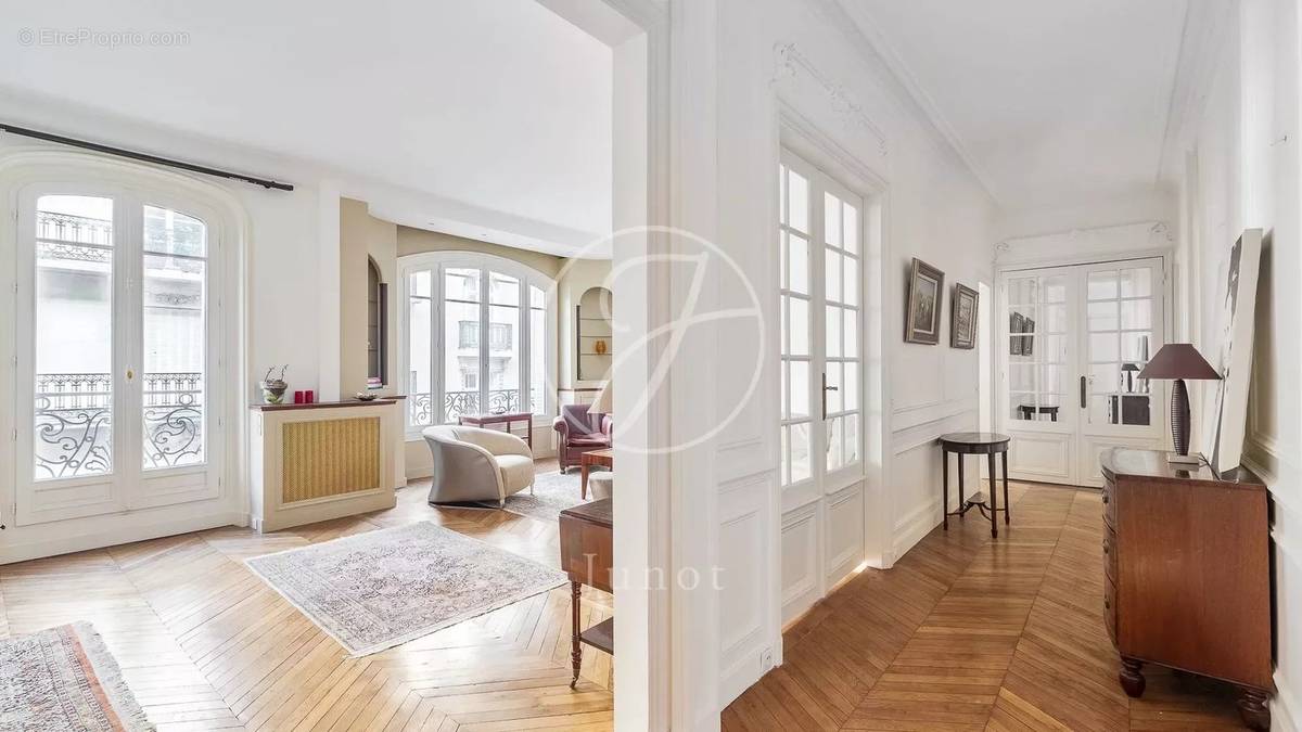 Appartement à PARIS-16E