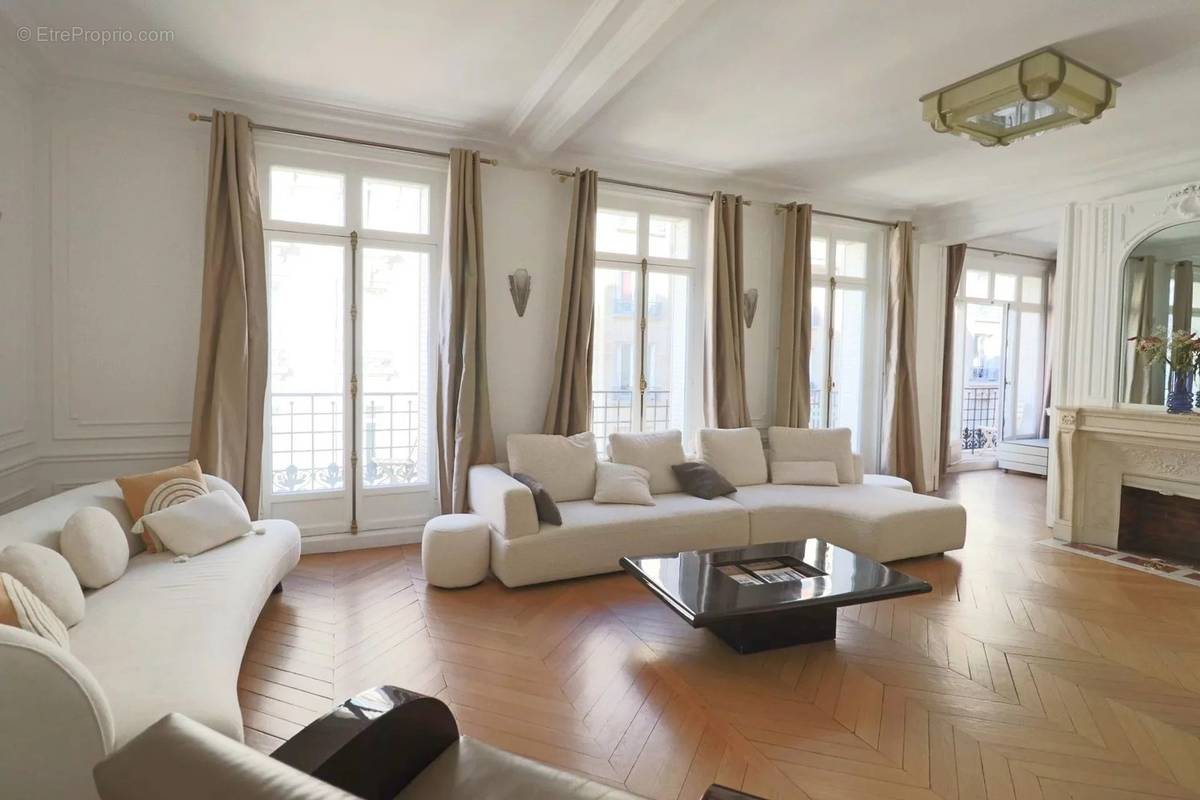 Appartement à NEUILLY-SUR-SEINE