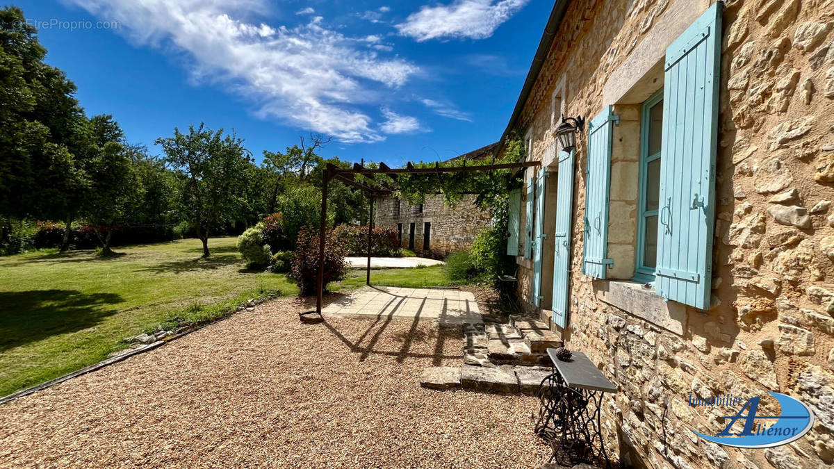 Maison à EYZERAC