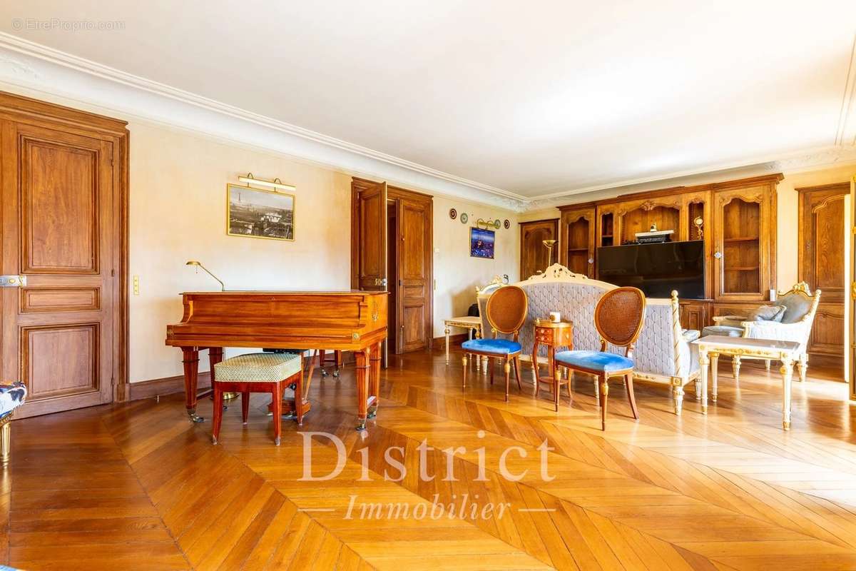 Appartement à PARIS-8E