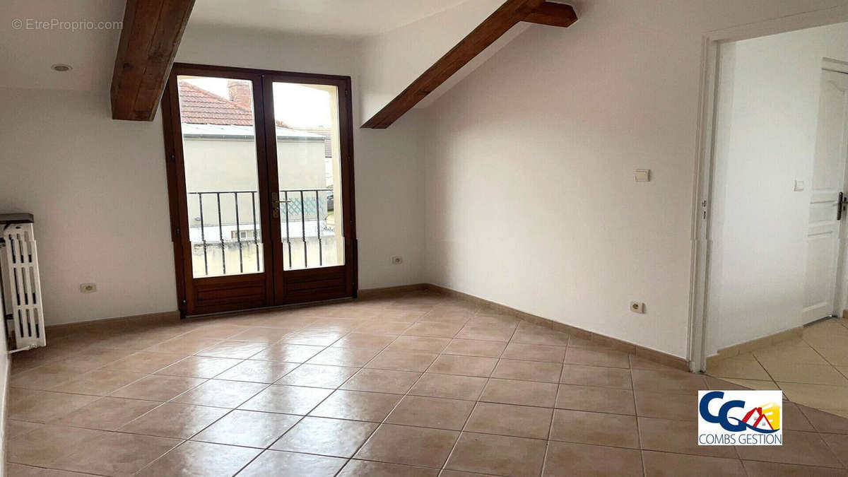 Appartement à COMBS-LA-VILLE