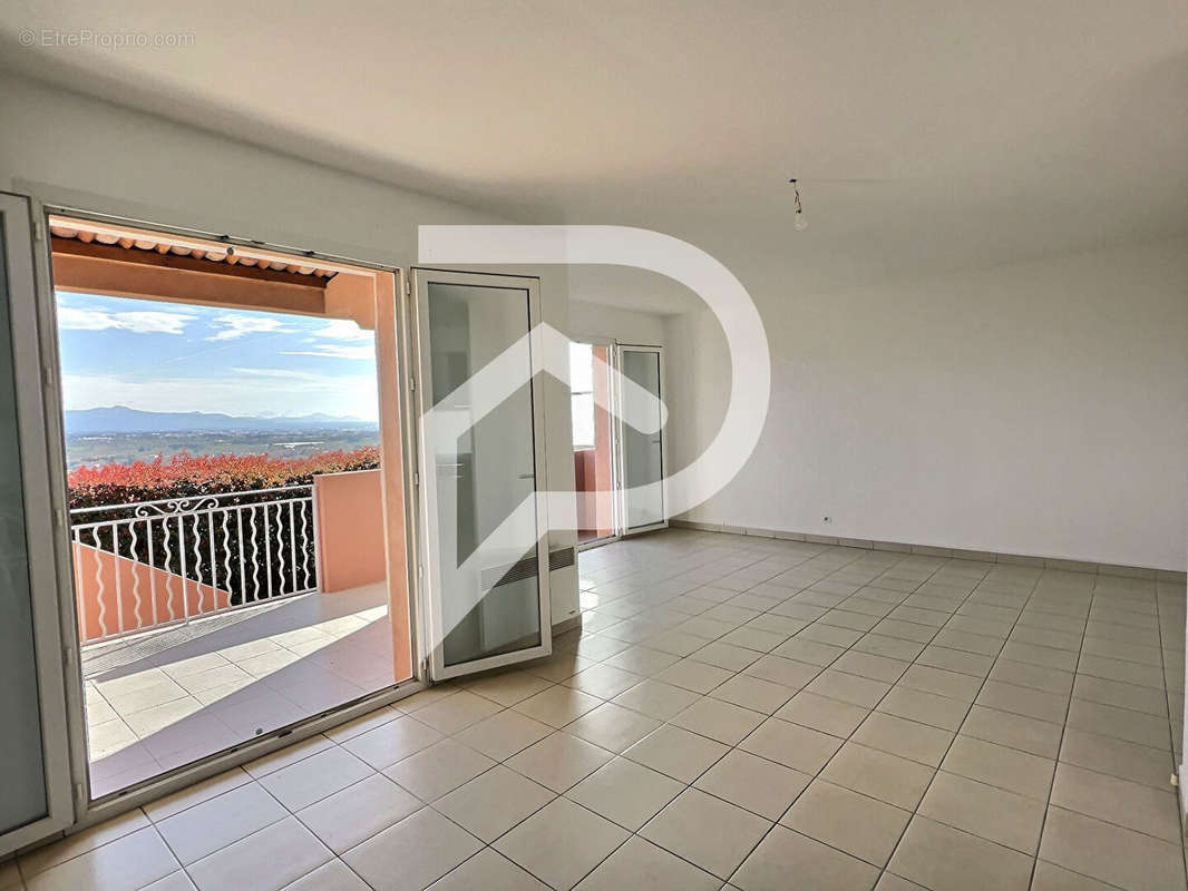 Appartement à ROQUEBRUNE-SUR-ARGENS