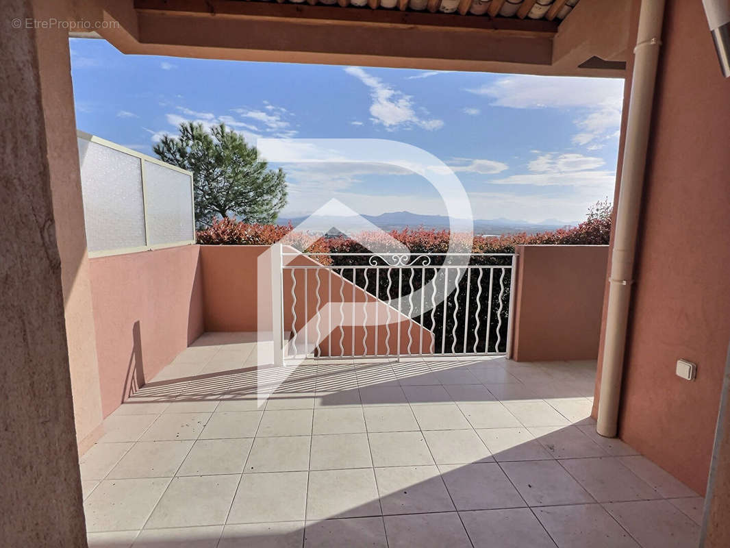 Appartement à ROQUEBRUNE-SUR-ARGENS