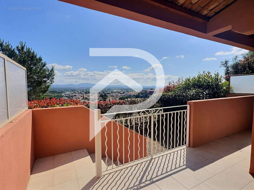 Appartement à ROQUEBRUNE-SUR-ARGENS