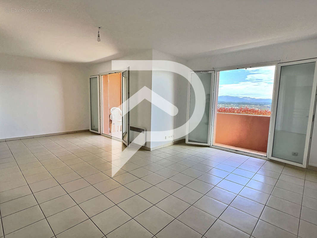 Appartement à ROQUEBRUNE-SUR-ARGENS