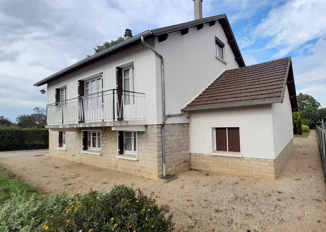 Maison à SAINT-PIERRE-LE-MOUTIER