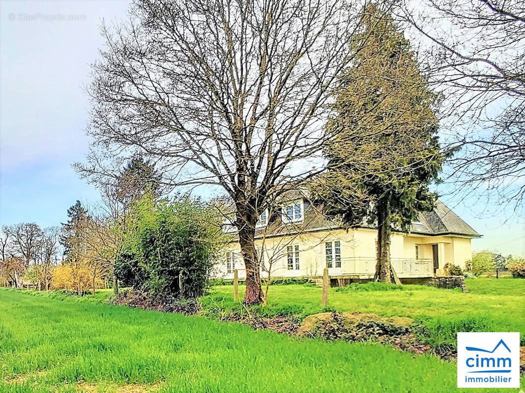 Maison à SAINT-ERBLON