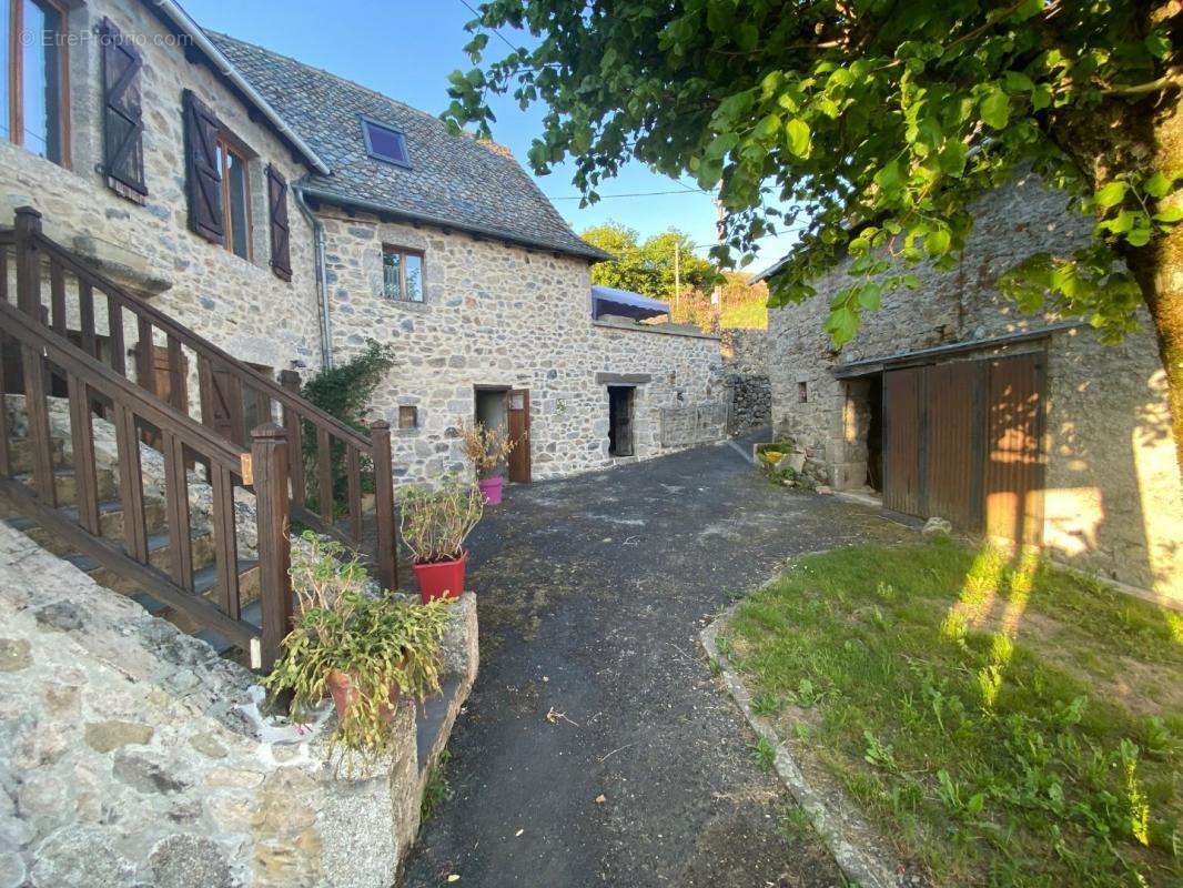 Maison à ENTRAYGUES-SUR-TRUYERE