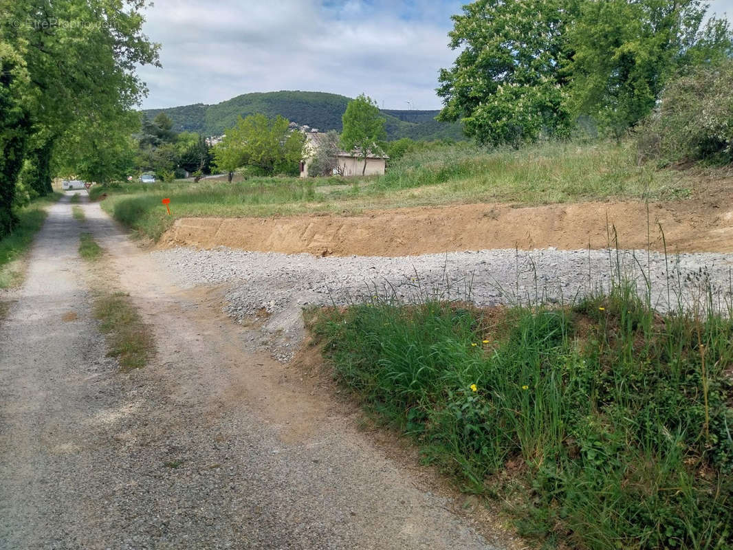 Terrain à SAINT-GEORGES-LES-BAINS