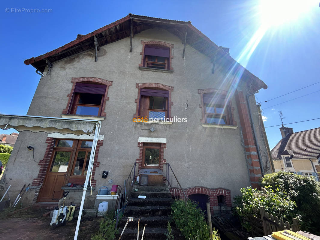 Maison à AINAY-LE-CHATEAU