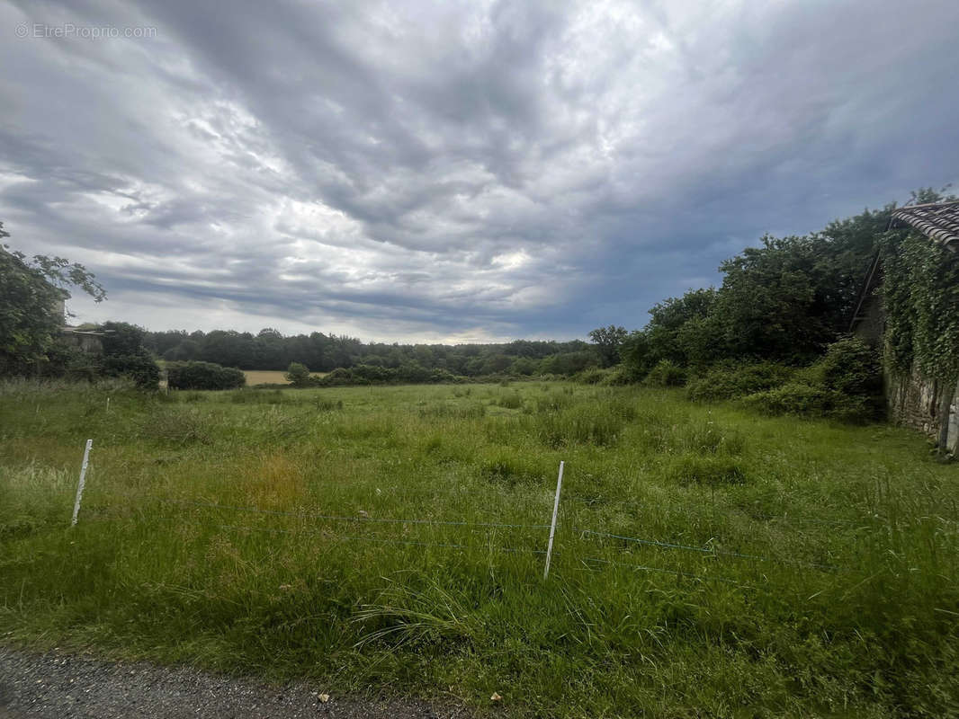 Terrain à CHASSENEUIL-SUR-BONNIEURE