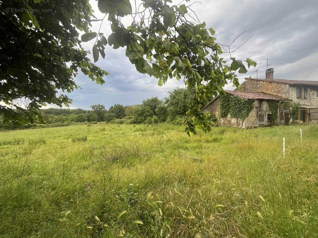 Terrain à CHASSENEUIL-SUR-BONNIEURE