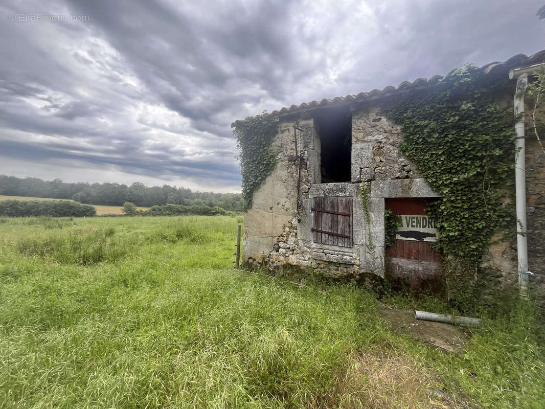 Terrain à CHASSENEUIL-SUR-BONNIEURE