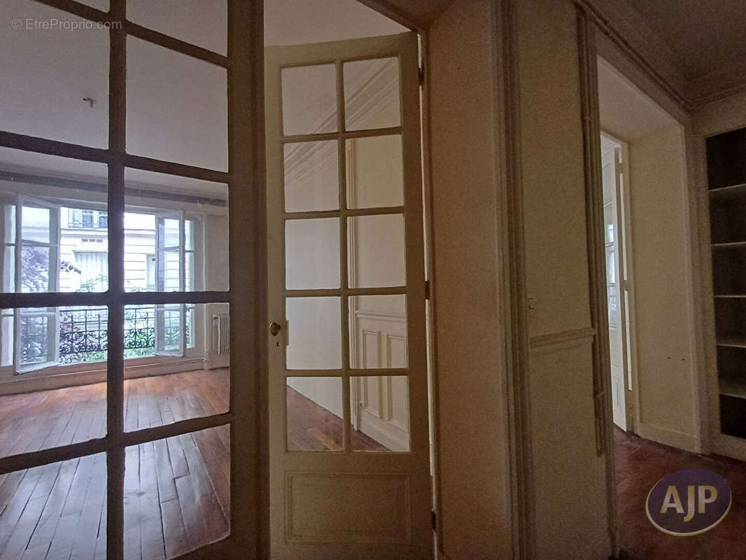 Appartement à PARIS-16E