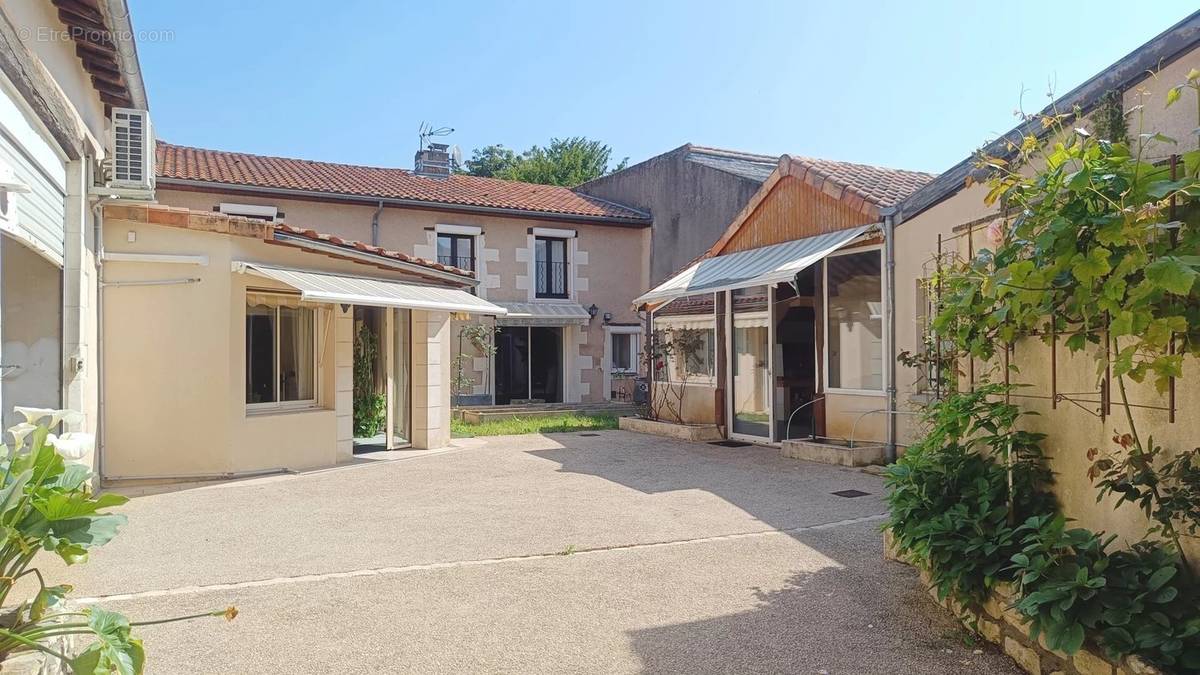 Maison à NEUVILLE-DE-POITOU