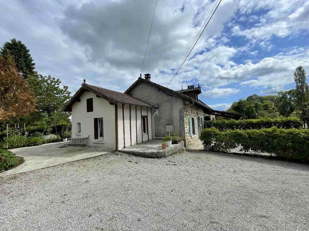 Maison à SAINT-GENEST-SUR-ROSELLE