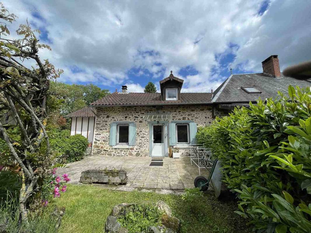 Maison à SAINT-GENEST-SUR-ROSELLE