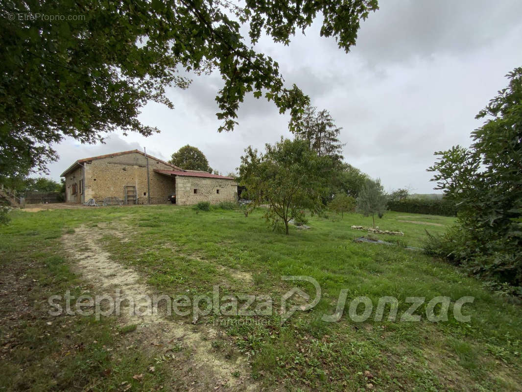 Maison à BARBEZIEUX-SAINT-HILAIRE