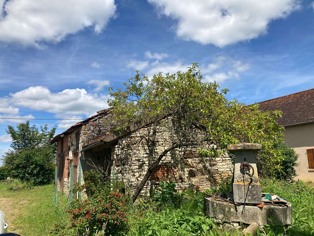 Maison à MESSEY-SUR-GROSNE