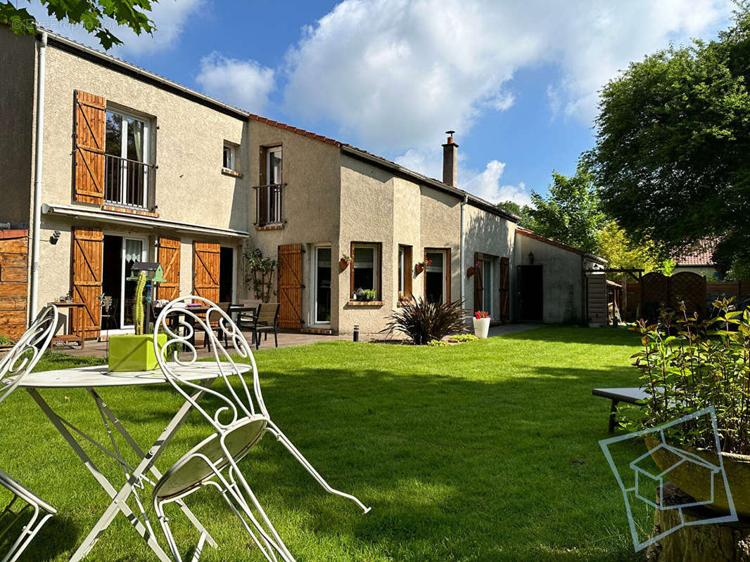 Maison à VOISINS-LE-BRETONNEUX