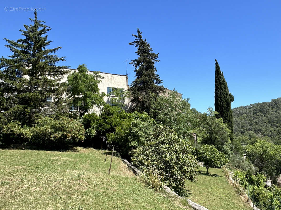 Maison à VINS-SUR-CARAMY