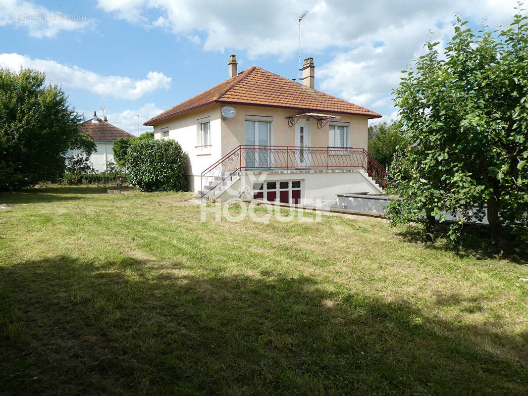 Maison à MONETEAU