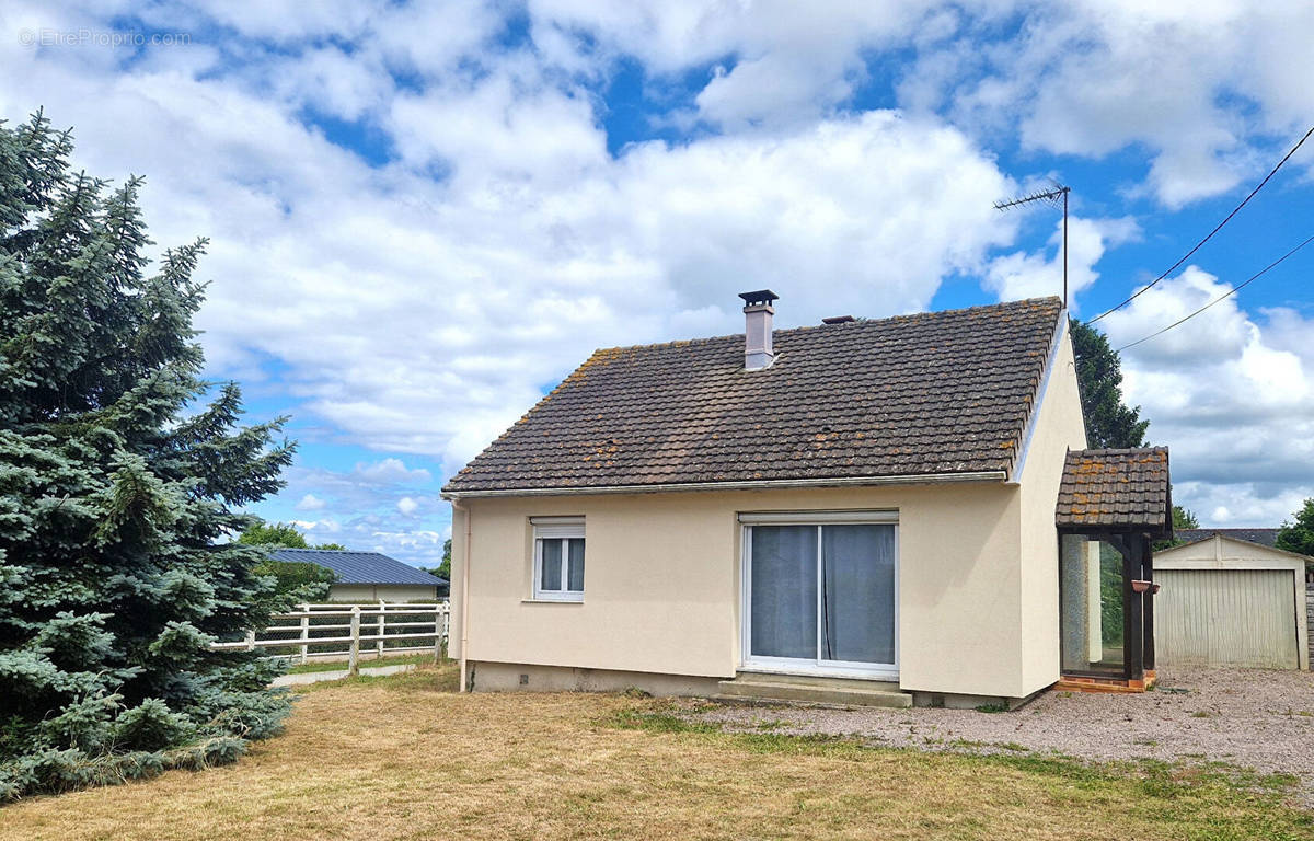 Maison à BREVILLE-LES-MONTS