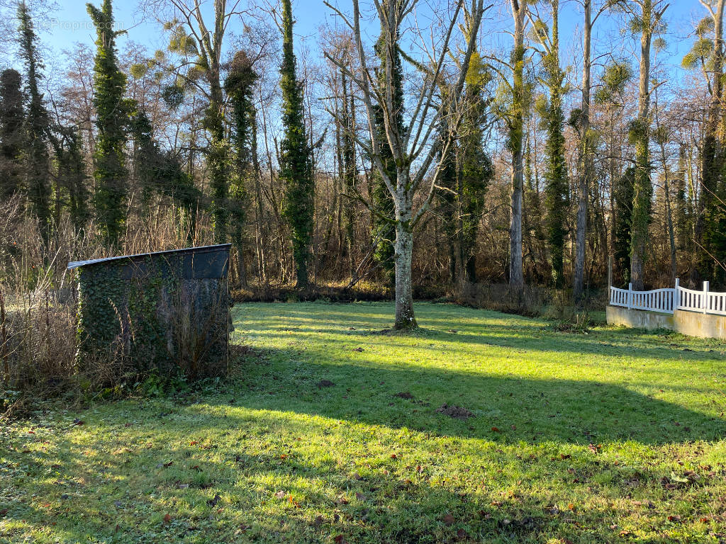 Terrain à FRESNOY-LA-RIVIERE