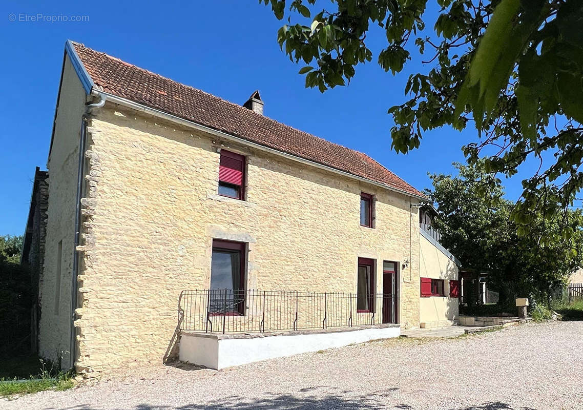 Maison à POUILLY-SUR-VINGEANNE