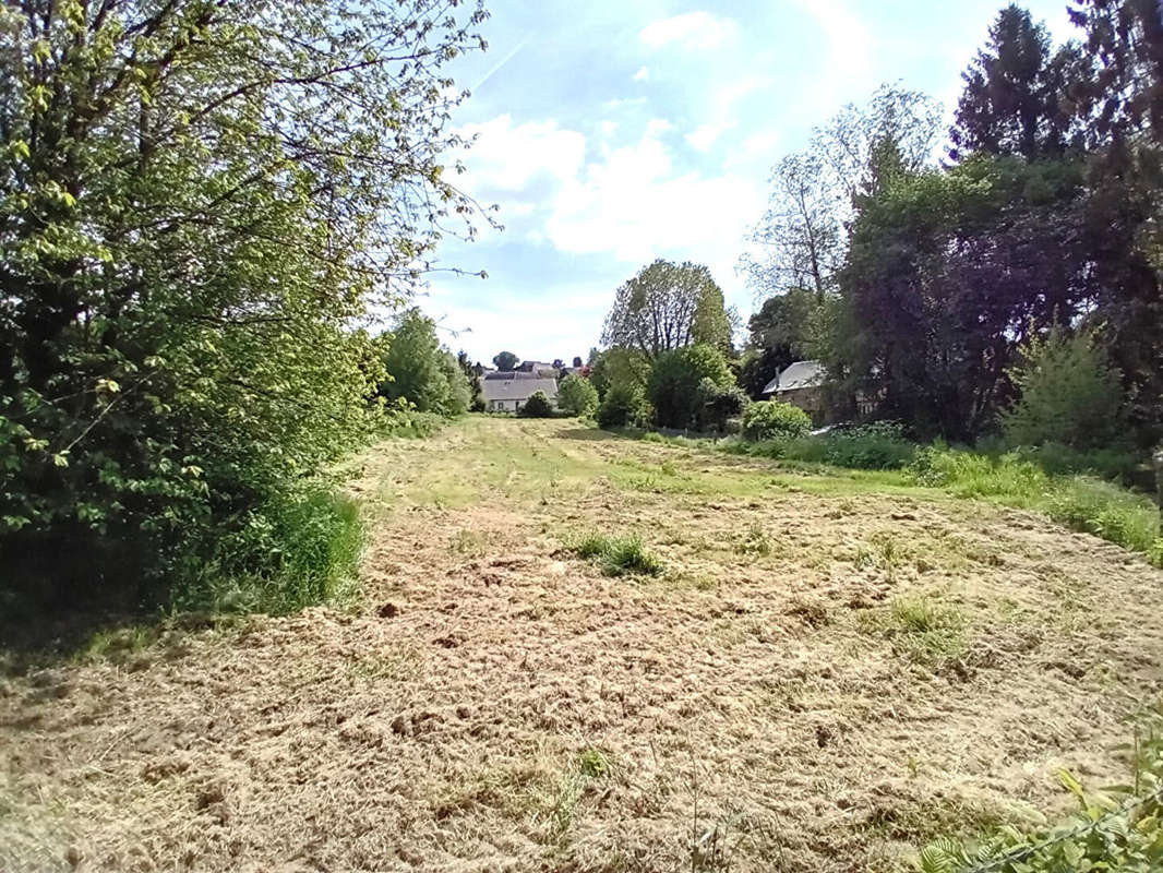 Terrain à SAINT-GERMAIN-SOUS-CAILLY