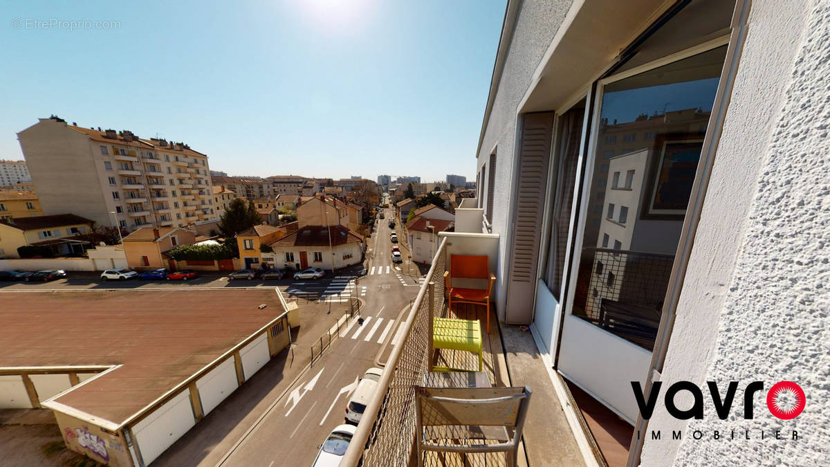 VUE BALCON EST - Appartement à LYON-8E