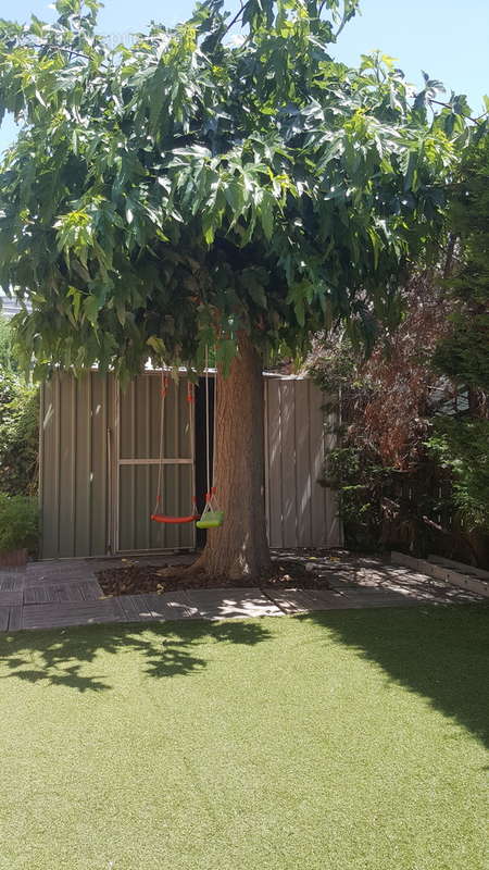 Jardin joliement arboré sans vis à vis avec un Abrit jardin aménagé  - Maison à MARSEILLE-13E