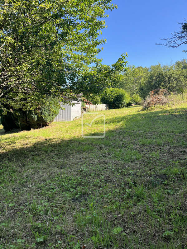 Terrain à UZERCHE