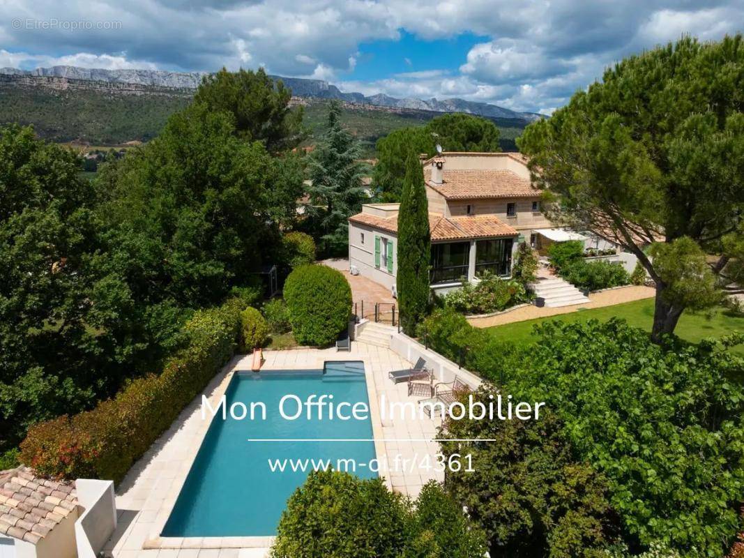 Maison à CHATEAUNEUF-LE-ROUGE