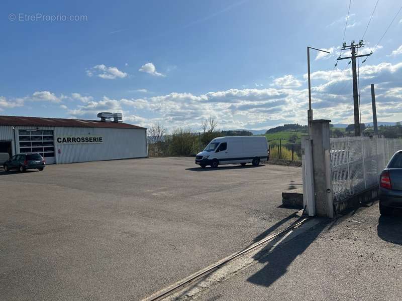 Commerce à SAINT-MARTIN-LA-SAUVETE