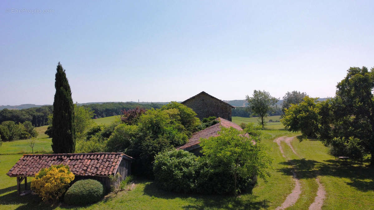 03 Aerienne dependances - aerial outbuildings - Maison à VIC-FEZENSAC