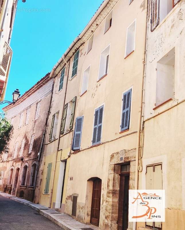 Appartement à COLLOBRIERES