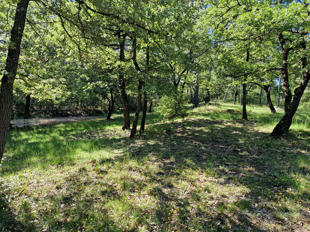 Terrain à GREASQUE