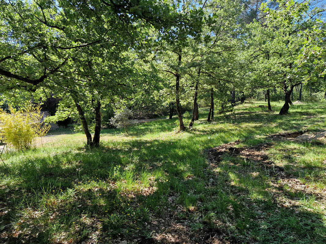 Terrain à GREASQUE