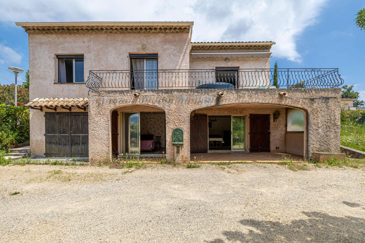 Maison à LA ROQUETTE-SUR-SIAGNE