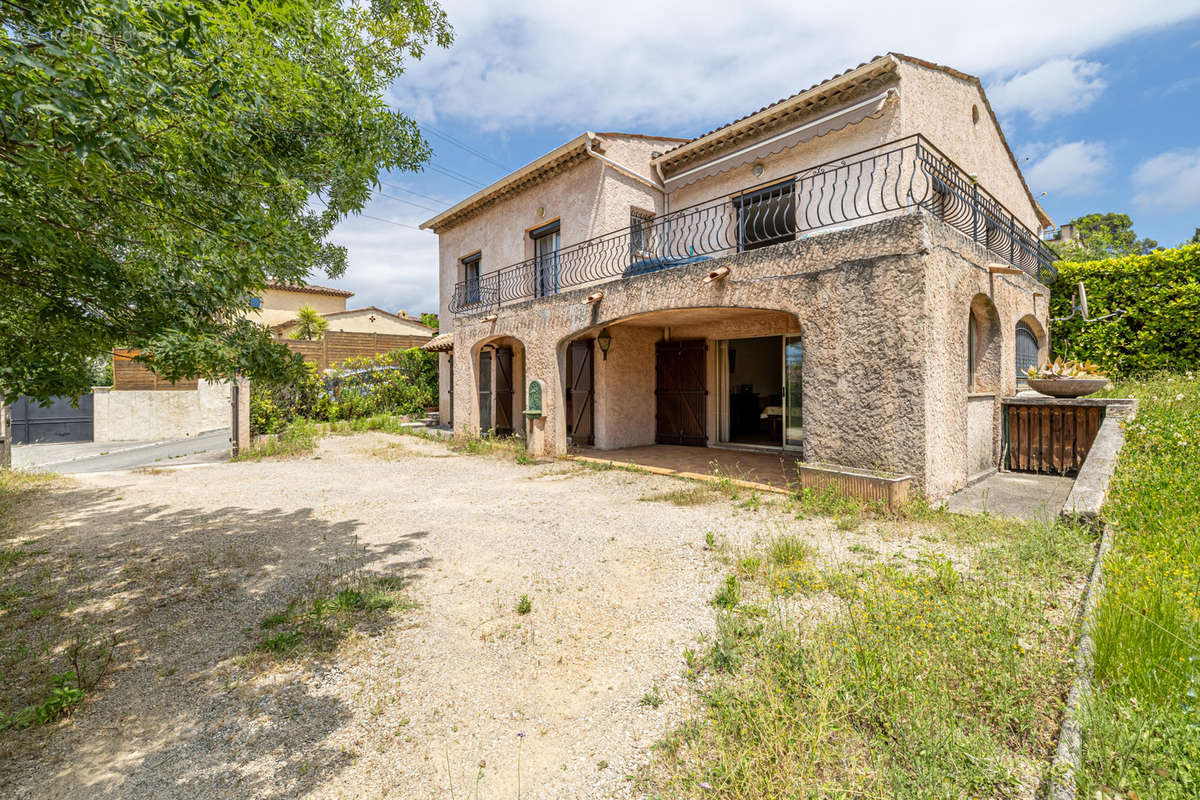 Maison à LA ROQUETTE-SUR-SIAGNE