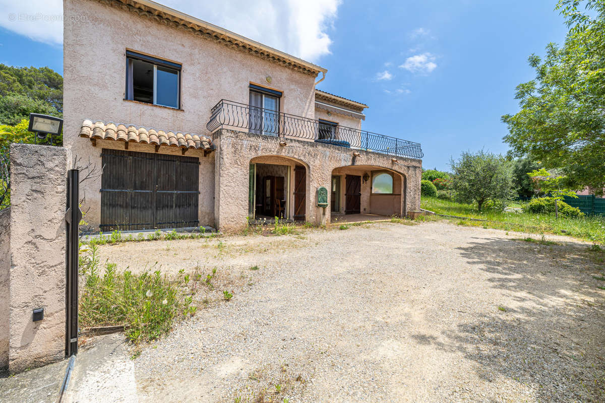 Maison à LA ROQUETTE-SUR-SIAGNE